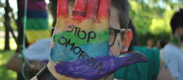 Coppia gay oggetto di un richiamo discriminatorio alle terme Coppia gay oggetto di un richiamo discriminatorio alle terme