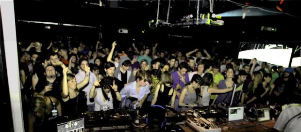 Impazza il divertimento in una discoteca romana Impazza il divertimento in una discoteca romana