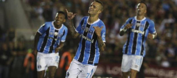 Luan celebrates his goal that put the 0-2 on the scoreboard against Lanus. Photo: AP Luan celebrates his goal that put the 0-2 on the scoreboard against Lanus. Photo: AP