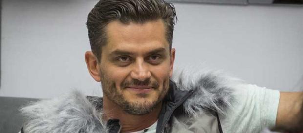O ex-BBB ganha uma boa quantia por mês. O ex-BBB ganha uma boa quantia por mês.