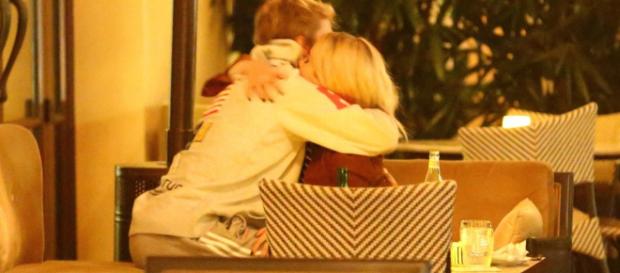 Selena und Justin anfang Dezember in Hollywood, Los Angeles. Bildquelle popsugar.com Selena und Justin anfang Dezember in Hollywood, Los Angeles. Bildquelle popsugar.com
