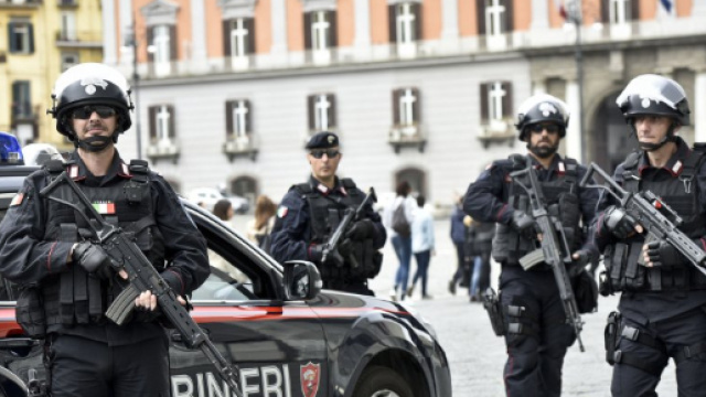 Carabinieri antiterrorismo, cambio turno in piazza Plebiscito a Napoli