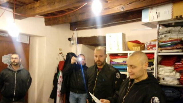 Gli estremisti di destra dell'associazione Veneto Fronte SkinHeads circondano i volontari e impongono la lettura di un volantino. Foto: Facebook