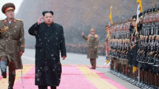 Il dittatore nordcoreano Kim Jong-un passa in rassegna le sue truppe