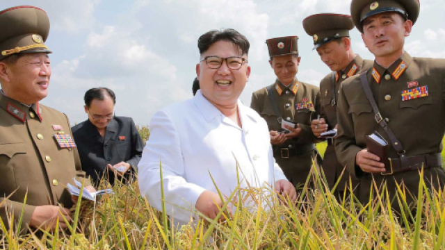 Kim Jong Un ispeziona una cooperativa agricola (foto KCNA)