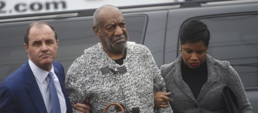 Arresto di Bill Cosby: l'attore viene accompagnato in udienza.