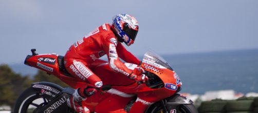 Casey Stoner in sella alla Desmosedici GP10