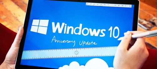 Un’immagine commerciale di Microsoft per promuovere l’Anniversary Update di Windows 10