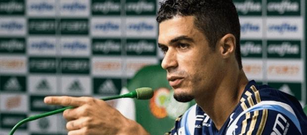 Egídio atua pela lateral-esquerda Egídio atua pela lateral-esquerda