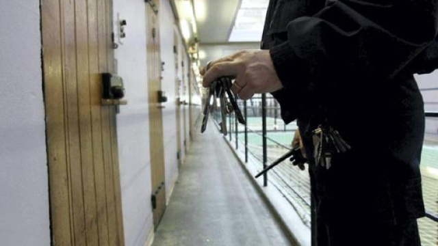 la vétusté des prisons est en cause, mais elle ne doit pas masquer les profils des détenus