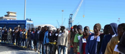 Augusta, lo sbarco infinito: oltre mille migranti sulla nave - 1 ... - repubblica.it