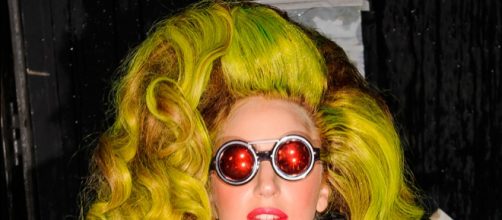 Lady Gaga con uno de sus extravagantes looks