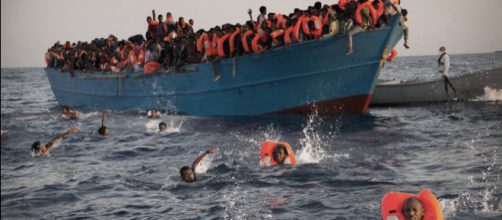 Migranti su barcone sovraffollato