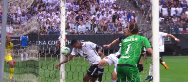 A mão de Jô contra o Vasco: três pontos para o Corinthians A mão de Jô contra o Vasco: três pontos para o Corinthians