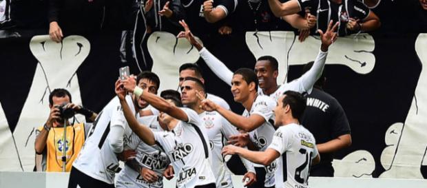 Romero comemorando primeiro gol do clássico Romero comemorando primeiro gol do clássico