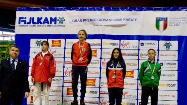 Alessia Novelli sul terzo gradino (tuta rossa e nera)