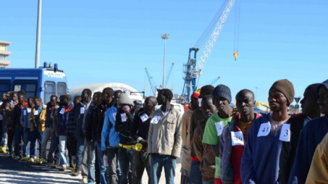 Augusta, lo sbarco infinito: oltre mille migranti sulla nave - 1 ... - repubblica.it