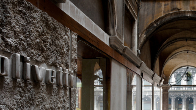 L'esterno sulla calle laterale