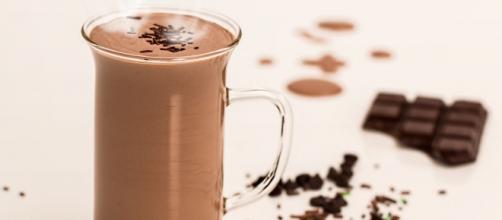 Dark chocolate cocoa may help beat the winter blues. (Image via Stevepb Pixabay).