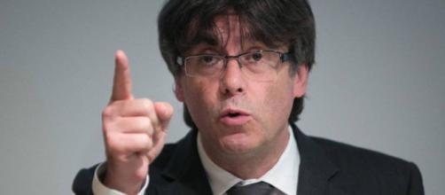 Puigdemont califica a la Fiscalía de “asustafuncionarios ... - elpais.com
