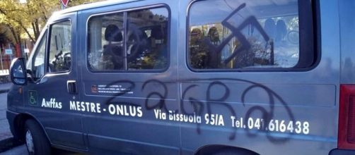 Vandali con una bomboletta spray riempiono di ingiurie un furgone dell'Anfass Onlus Veneto