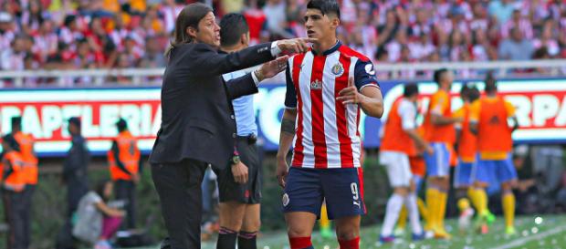 Alan Pulido con Matias Almeyda Alan Pulido con Matias Almeyda