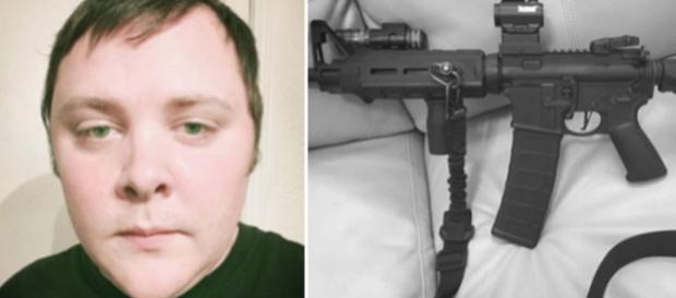 Asasinul din Texas a postat pe Facebook o imagine cu pușca de asalt AR-15 înainte de tragedie - Sursa foto: Daily Mail Asasinul din Texas a postat pe Facebook o imagine cu pușca de asalt AR-15 înainte de tragedie - Sursa foto: Daily Mail