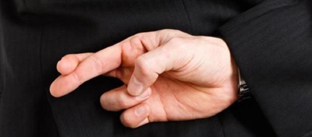 La imagen describe un gesto supersticioso La imagen describe un gesto supersticioso