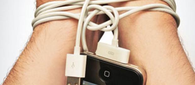 Pesquisa revela que celular pode causar infecção e intoxicação Pesquisa revela que celular pode causar infecção e intoxicação