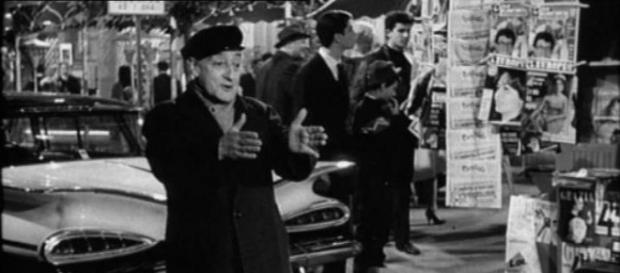Toto parcheggiatore abusivo in "Totò, peppino la dolce vita" Toto parcheggiatore abusivo in "Totò, peppino la dolce vita"