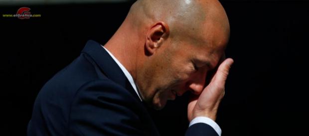 Zidane se lamenta por la marcha del Real Madrid Zidane se lamenta por la marcha del Real Madrid