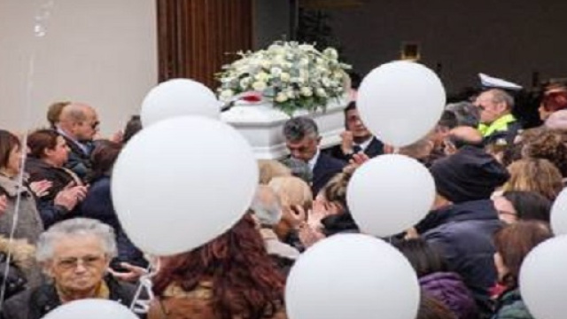 Palloncini bianchi per Giulia fonte foto: http://milano.corriere.it/notizie/cronaca/