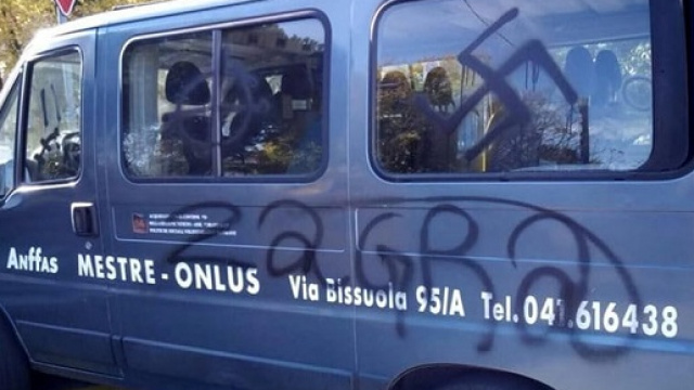 Vandali con una bomboletta spray riempiono di ingiurie un furgone dell'Anfass Onlus Veneto