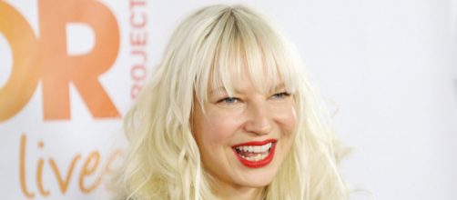 La pop star australiana Sia ha anticipato i paparazzi
