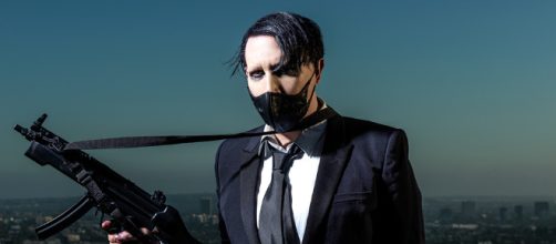 Marilyn Manson torna a far discutere: punta un finto fucile sul suo pubblico