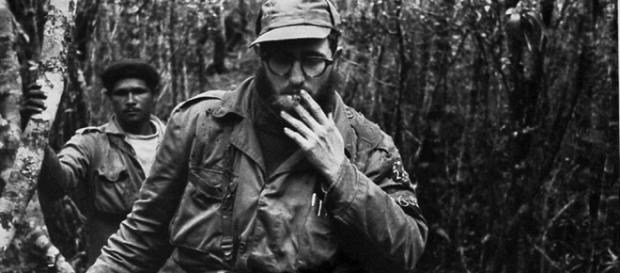 Fidel Castro fotografiado por Enrique Meneses en Sierra Maestra (Cuba) Fidel Castro fotografiado por Enrique Meneses en Sierra Maestra (Cuba)