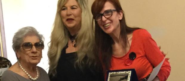 Gigliola Fantoni Scola e Daniela Cecchini premiano Paola Dei Gigliola Fantoni Scola e Daniela Cecchini premiano Paola Dei