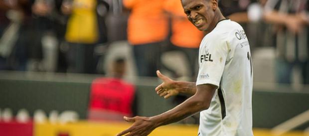 Jô, após marcar um gol de pênalti contra o Palmeiras Jô, após marcar um gol de pênalti contra o Palmeiras