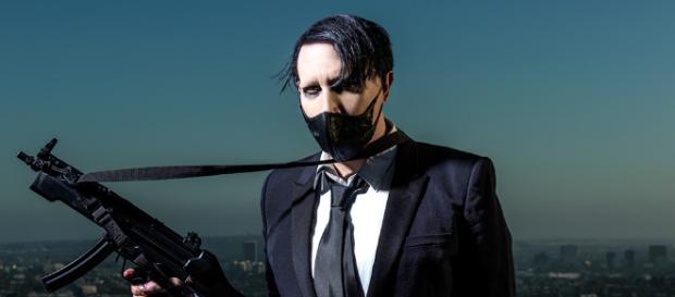 Marilyn Manson torna a far discutere: punta un finto fucile sul suo pubblico Marilyn Manson torna a far discutere: punta un finto fucile sul suo pubblico
