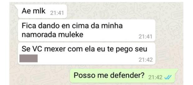O rapaz se defendeu usando cartas de um card game famoso O rapaz se defendeu usando cartas de um card game famoso