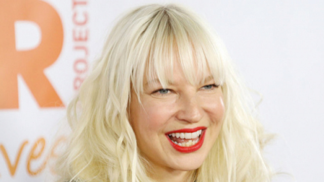 La pop star australiana Sia ha anticipato i paparazzi