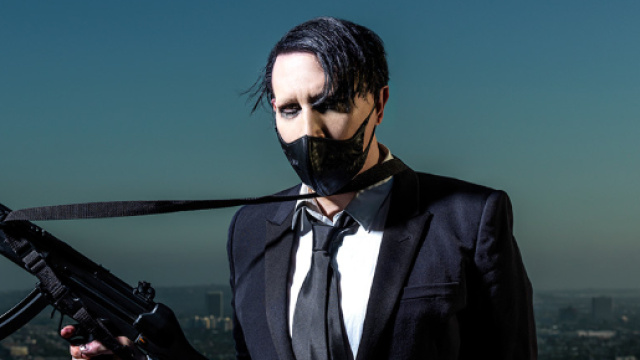 Marilyn Manson torna a far discutere: punta un finto fucile sul suo pubblico