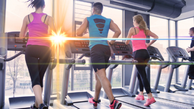 Quattro persone mentre si allenano in palestra