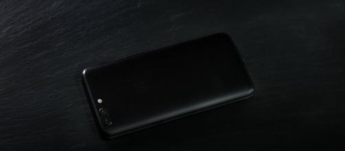 La prima immagine ufficiale di OnePlus 5T