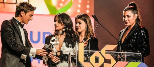 Camila Cabello recibiendo su LOS40 Music Awards Lo+40