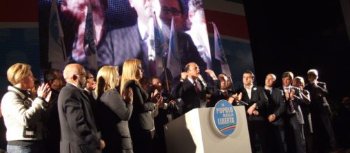 Il ministro Angelino Alfano, acclamato durante un comizio ad Agrigento nel 2012 (fonte elio di bella)