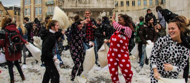 Foto: Douglas Soor/ Pillow fight day - Guerra de travesseiros em Amsterdã Foto: Douglas Soor/ Pillow fight day - Guerra de travesseiros em Amsterdã