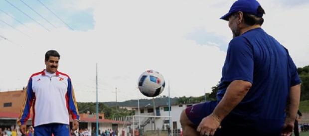 Nicolás Maduro jugó un amistoso con Diego Armando Maradona / Foto: Twitter de Maduro Nicolás Maduro jugó un amistoso con Diego Armando Maradona / Foto: Twitter de Maduro