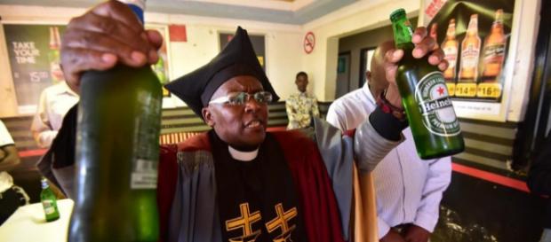 Tsietsi Makiti, de 52 anos de idade, é o fundador da Igreja Gabola Tsietsi Makiti, de 52 anos de idade, é o fundador da Igreja Gabola