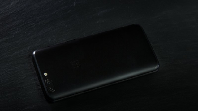 La prima immagine ufficiale di OnePlus 5T